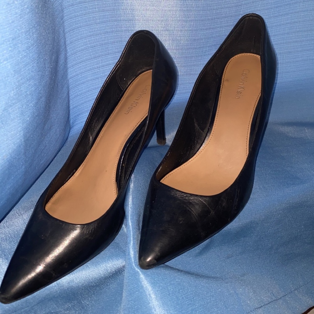 Black pumps